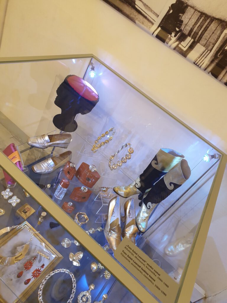 <img scr="https://www.stylowamoda.pl/osobista-stylistka.jpg" alt="Zakupy-ze-stylistką-przegląd-szafy-analiza-kolorystyczna-kreowanie-wizerunku-warszawa-olsztyn-trójmiasto-poznań"/>
