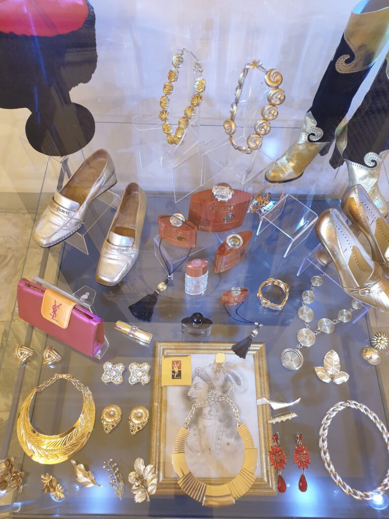 <img scr="https://www.stylowamoda.pl/osobista-stylistka.jpg" alt="Zakupy-ze-stylistką-przegląd-szafy-analiza-kolorystyczna-kreowanie-wizerunku-warszawa-olsztyn-trójmiasto-poznań"/>