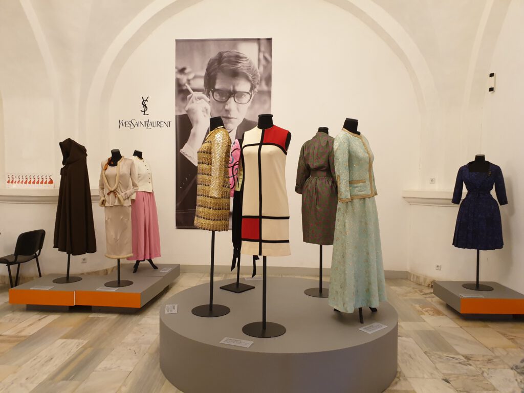 <img scr="https://www.stylowamoda.pl/osobista-stylistka.jpg" alt="Zakupy-ze-stylistką-przegląd-szafy-analiza-kolorystyczna-kreowanie-wizerunku-warszawa-olsztyn-trójmiasto-poznań"/>