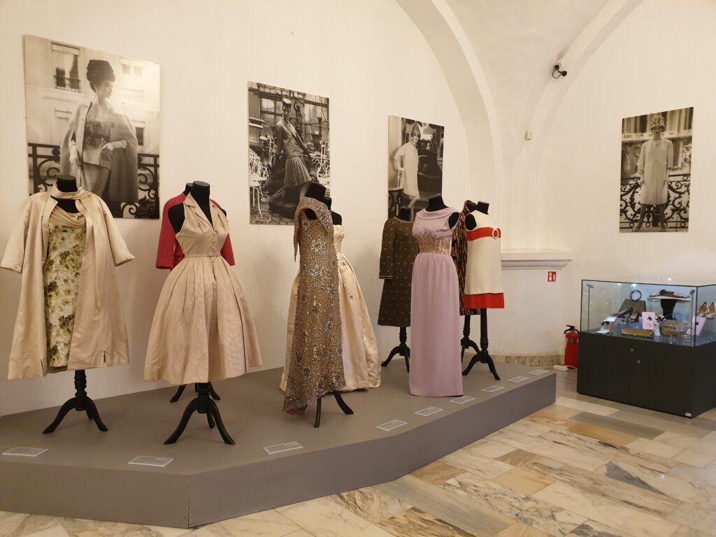 <img scr="https://www.stylowamoda.pl/osobista-stylistka.jpg" alt="Zakupy-ze-stylistką-przegląd-szafy-analiza-kolorystyczna-kreowanie-wizerunku-warszawa-olsztyn-trójmiasto-poznań"/>