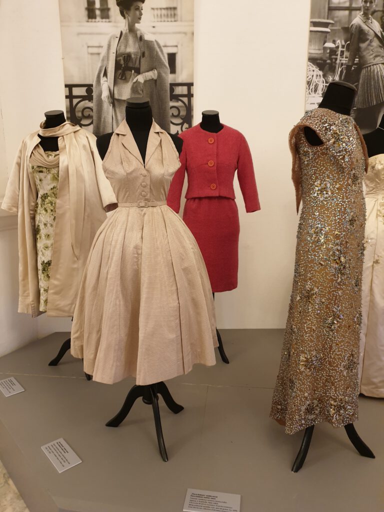 <img scr="https://www.stylowamoda.pl/osobista-stylistka.jpg" alt="Zakupy-ze-stylistką-przegląd-szafy-analiza-kolorystyczna-kreowanie-wizerunku-warszawa-olsztyn-trójmiasto-poznań"/>