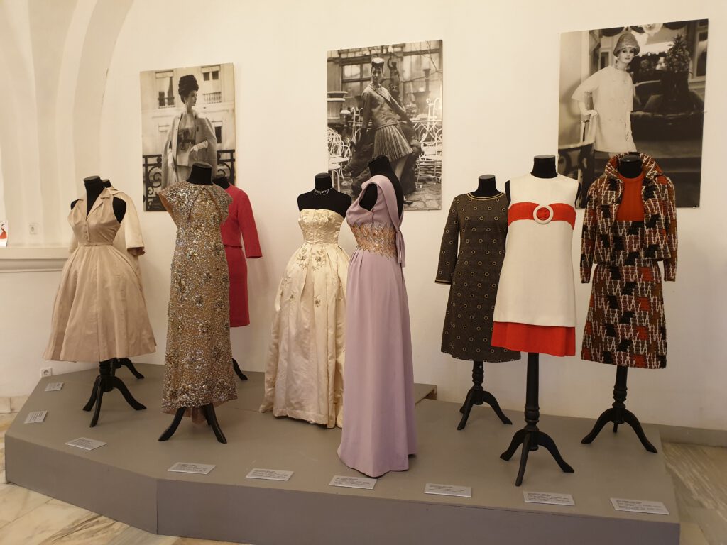 <img scr="https://www.stylowamoda.pl/osobista-stylistka.jpg" alt="Zakupy-ze-stylistką-przegląd-szafy-analiza-kolorystyczna-kreowanie-wizerunku-warszawa-olsztyn-trójmiasto-poznań"/>
