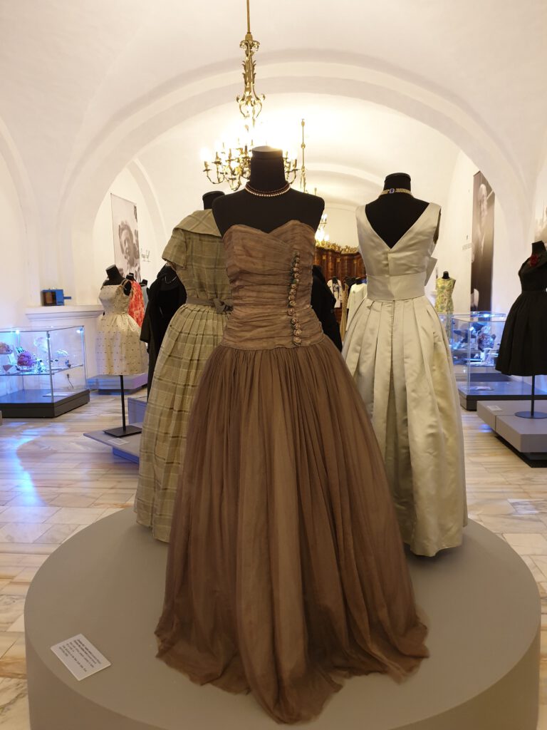 <img scr="https://www.stylowamoda.pl/osobista-stylistka.jpg" alt="Zakupy-ze-stylistką-przegląd-szafy-analiza-kolorystyczna-kreowanie-wizerunku-warszawa-olsztyn-trójmiasto-poznań"/>