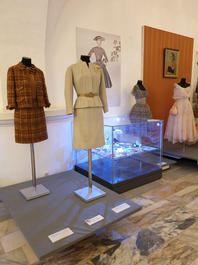 <img scr="https://www.stylowamoda.pl/osobista-stylistka.jpg" alt="Zakupy-ze-stylistką-przegląd-szafy-analiza-kolorystyczna-kreowanie-wizerunku-osobista-stylistka-warszawa-olsztyn-trójmiasto-poznań"/>