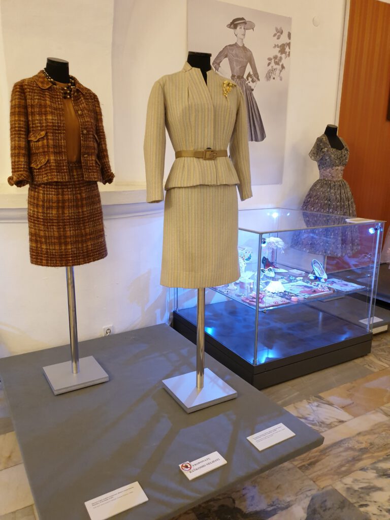 <img scr="https://www.stylowamoda.pl/osobista-stylistka.jpg" alt="Zakupy-ze-stylistką-przegląd-szafy-analiza-kolorystyczna-kreowanie-wizerunku-osobista-stylistka-warszawa-olsztyn-trójmiasto-poznań"/>