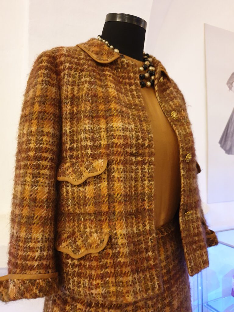 <img scr="https://www.stylowamoda.pl/osobista-stylistka.jpg" alt="Zakupy-ze-stylistką-przegląd-szafy-analiza-kolorystyczna-kreowanie-wizerunku-osobista-stylistka-warszawa-olsztyn-trójmiasto-poznań"/>