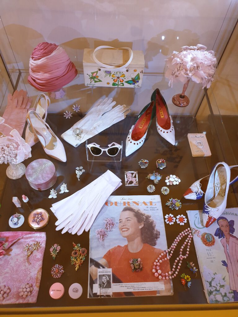 <img scr="https://www.stylowamoda.pl/osobista-stylistka.jpg" alt="Zakupy-ze-stylistką-przegląd-szafy-analiza-kolorystyczna-kreowanie-wizerunku-osobista-stylistka-warszawa-olsztyn-trójmiasto-poznań"/>