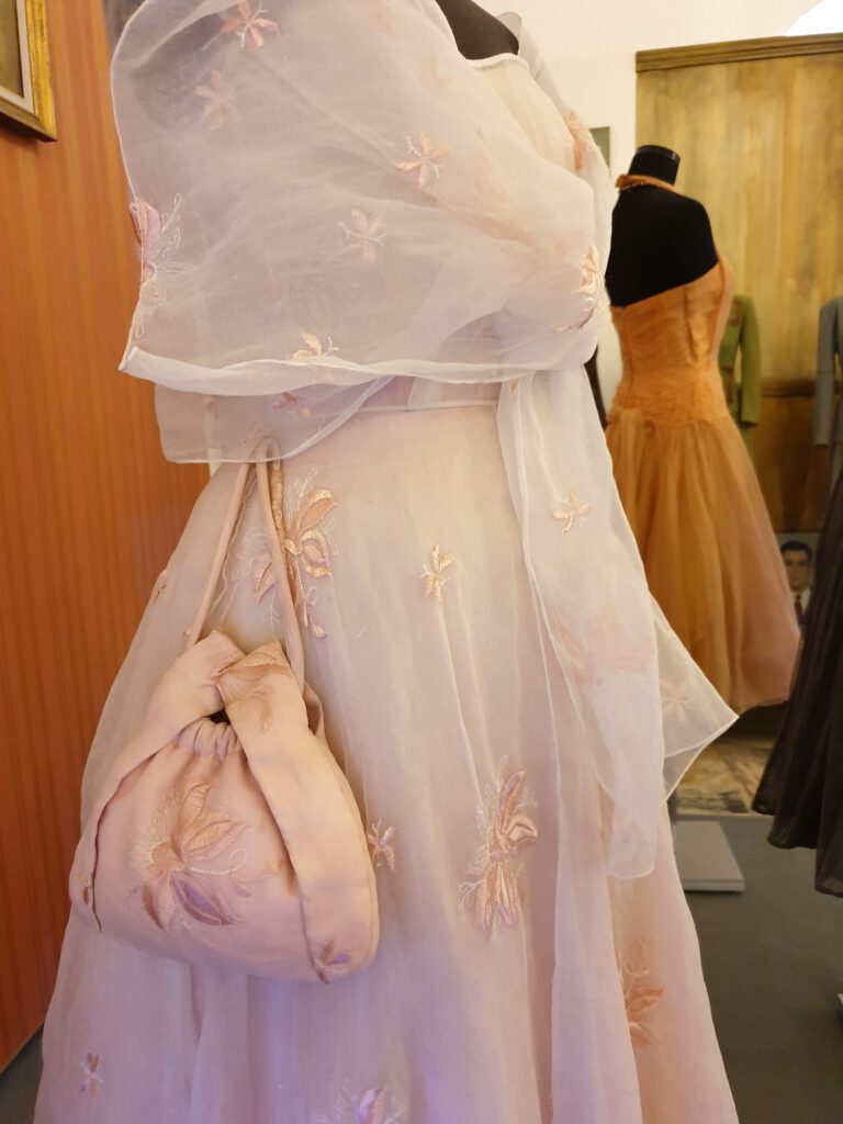 <img scr="https://www.stylowamoda.pl/osobista-stylistka.jpg" alt="Zakupy-ze-stylistką-przegląd-szafy-analiza-kolorystyczna-kreowanie-wizerunku-osobista-stylistka-warszawa-olsztyn-trójmiasto-poznań"/>