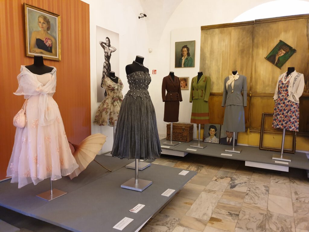 <img scr="https://www.stylowamoda.pl/osobista-stylistka.jpg" alt="Zakupy-ze-stylistką-przegląd-szafy-analiza-kolorystyczna-kreowanie-wizerunku-osobista-stylistka-warszawa-olsztyn-trójmiasto-poznań"/>