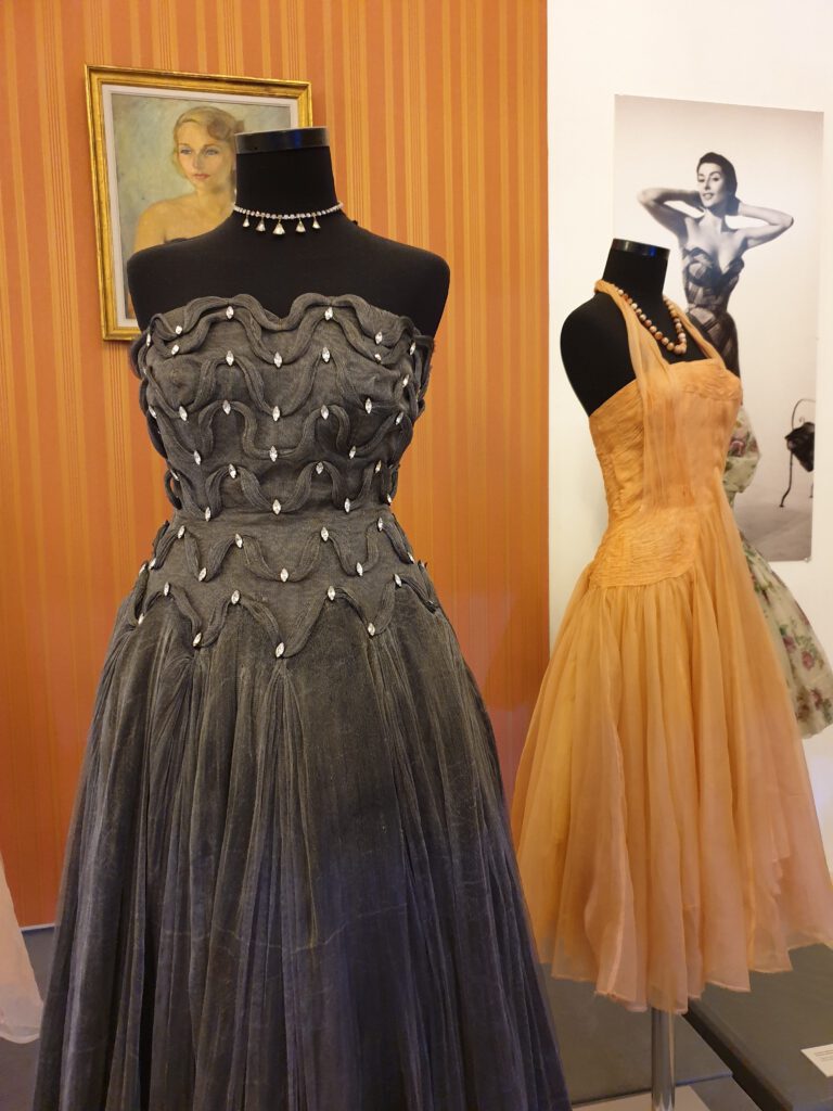 <img scr="https://www.stylowamoda.pl/osobista-stylistka.jpg" alt="Zakupy-ze-stylistką-przegląd-szafy-analiza-kolorystyczna-kreowanie-wizerunku-osobista-stylistka-warszawa-olsztyn-trójmiasto-poznań"/>