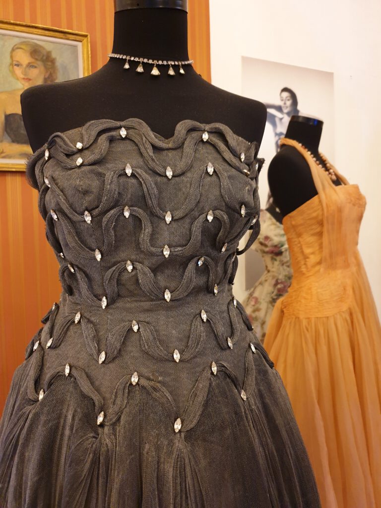 <img scr="https://www.stylowamoda.pl/osobista-stylistka.jpg" alt="Zakupy-ze-stylistką-przegląd-szafy-analiza-kolorystyczna-kreowanie-wizerunku-osobista-stylistka-warszawa-olsztyn-trójmiasto-poznań"/>
