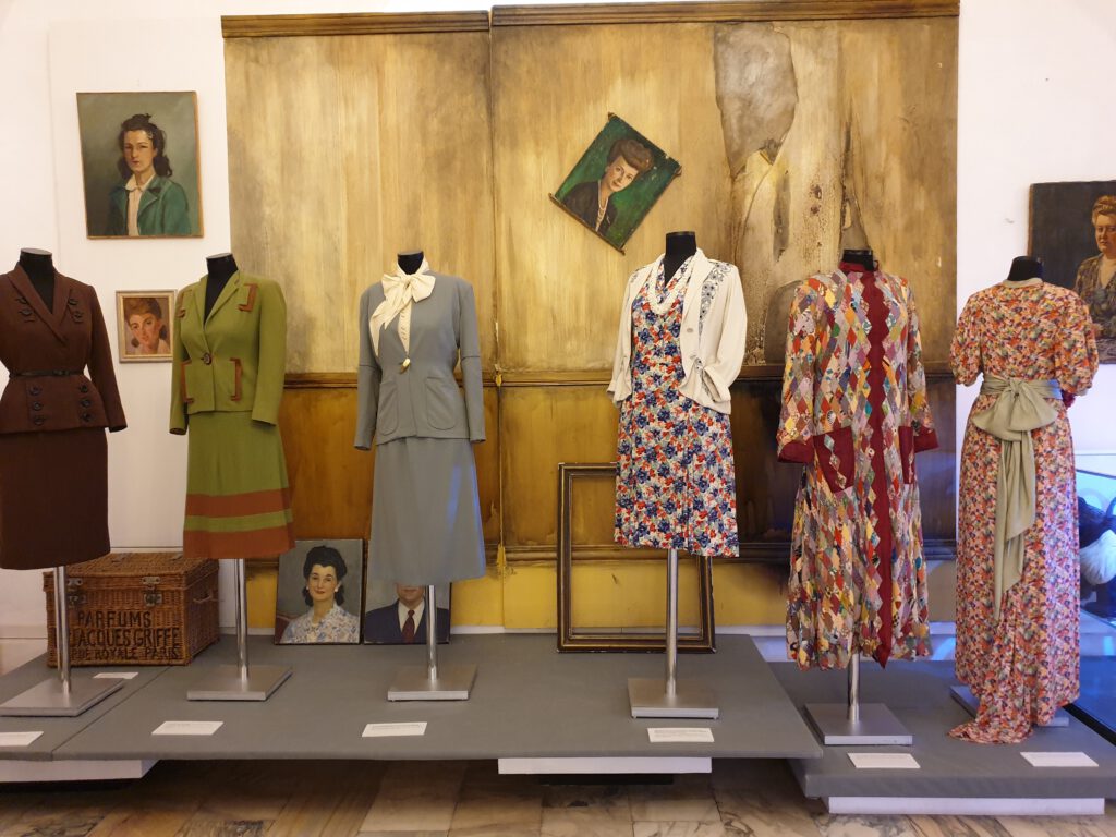 <img scr="https://www.stylowamoda.pl/osobista-stylistka.jpg" alt="Zakupy-ze-stylistką-przegląd-szafy-analiza-kolorystyczna-kreowanie-wizerunku-osobista-stylistka-warszawa-olsztyn-trójmiasto-poznań"/>