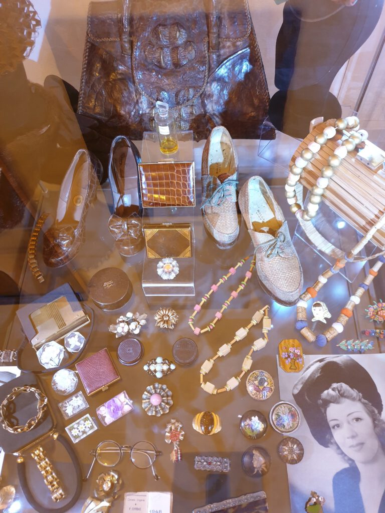 <img scr="https://www.stylowamoda.pl/osobista-stylistka.jpg" alt="Zakupy-ze-stylistką-przegląd-szafy-analiza-kolorystyczna-kreowanie-wizerunku-osobista-stylistka-warszawa-olsztyn-trójmiasto-poznań"/>