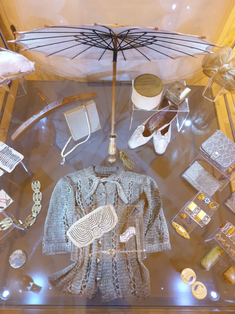 <img scr="https://www.stylowamoda.pl/osobista-stylistka.jpg" alt="Zakupy-ze-stylistką-przegląd-szafy-analiza-kolorystyczna-kreowanie-wizerunku-osobista-stylistka-warszawa-olsztyn-trójmiasto-poznań"/>