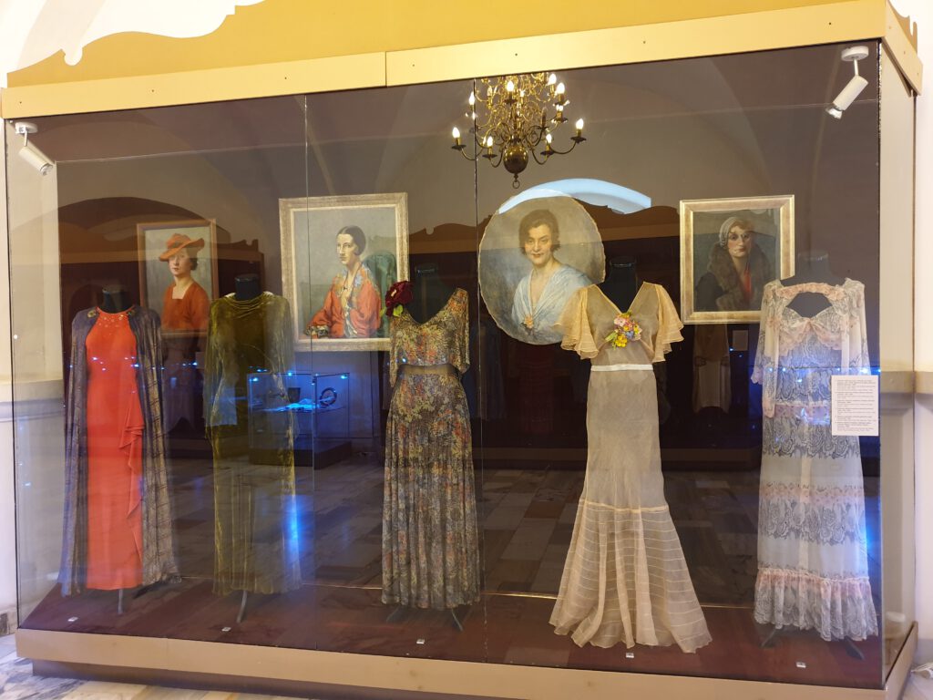 <img scr="https://www.stylowamoda.pl/osobista-stylistka.jpg" alt="Zakupy-ze-stylistką-przegląd-szafy-analiza-kolorystyczna-kreowanie-wizerunku-osobista-stylistka-warszawa-olsztyn-trójmiasto-poznań"/>