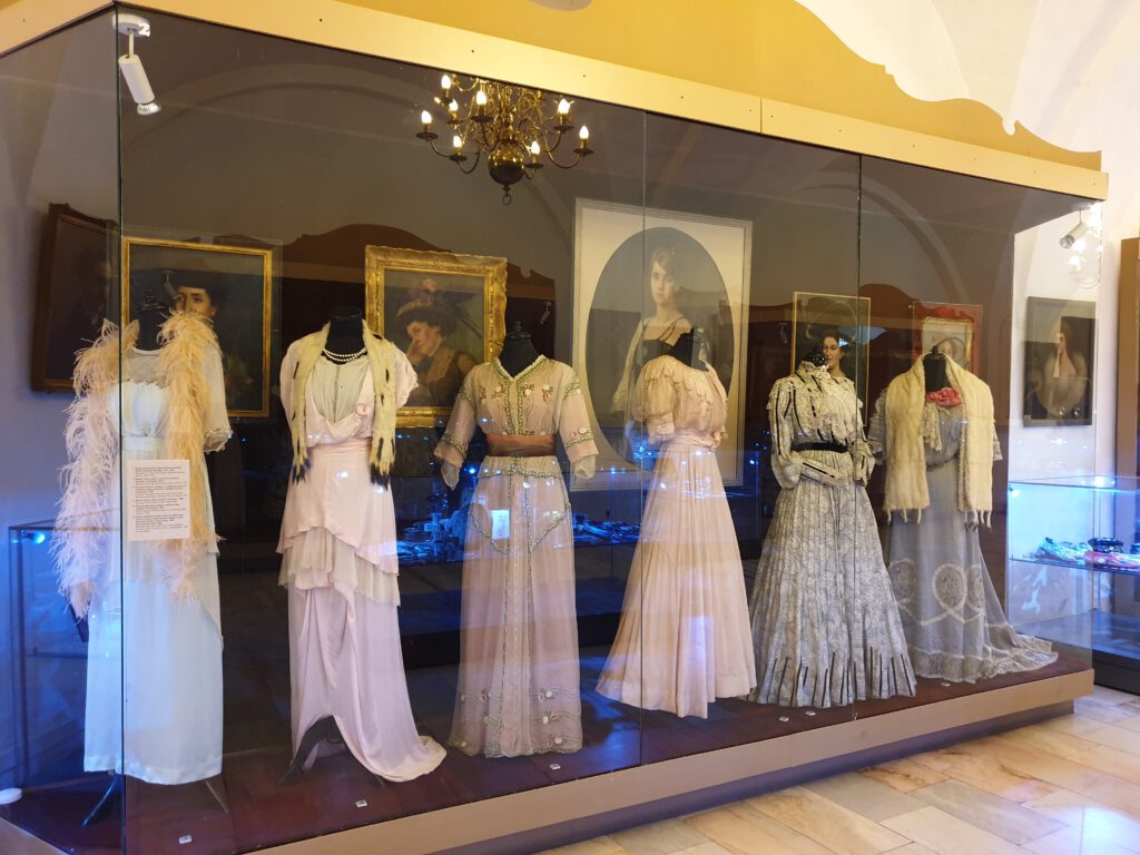 <img scr="https://www.stylowamoda.pl/osobista-stylistka.jpg" alt="Zakupy-ze-stylistką-przegląd-szafy-analiza-kolorystyczna-kreowanie-wizerunku-osobista-stylistka-warszawa-olsztyn-trójmiasto-poznań"/>