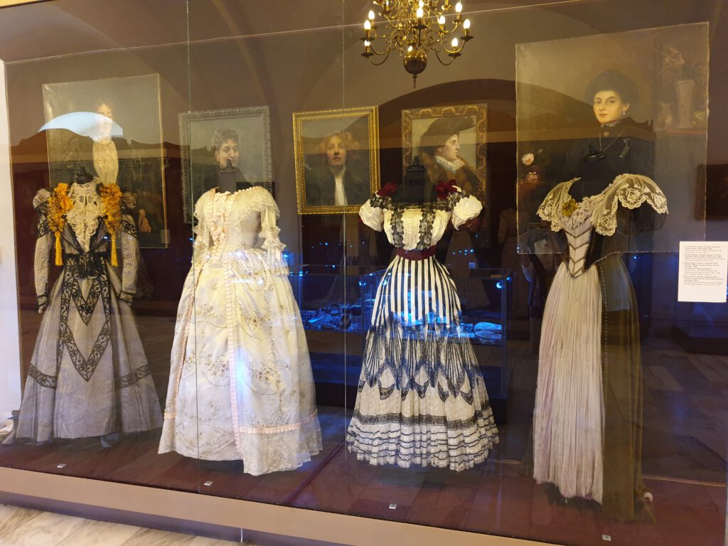 <img scr="https://www.stylowamoda.pl/osobista-stylistka.jpg" alt="Zakupy-ze-stylistką-przegląd-szafy-analiza-kolorystyczna-kreowanie-wizerunku-osobista-stylistka-warszawa-olsztyn-trójmiasto-poznań"/>