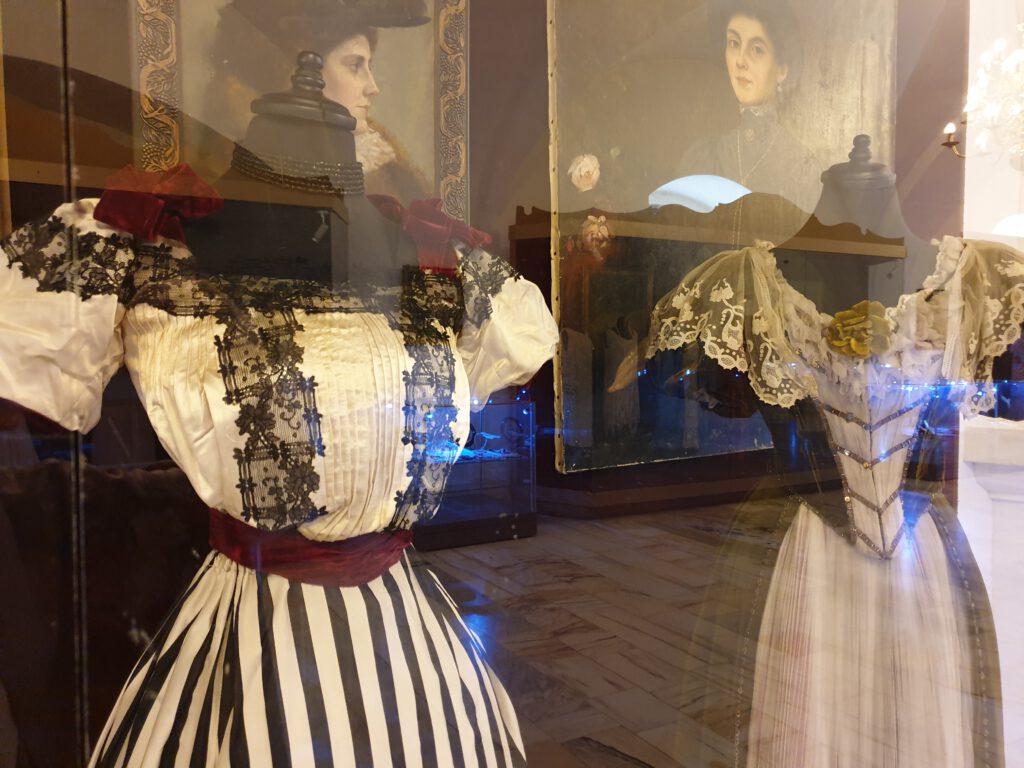 <img scr="https://www.stylowamoda.pl/osobista-stylistka.jpg" alt="Zakupy-ze-stylistką-przegląd-szafy-analiza-kolorystyczna-kreowanie-wizerunku-osobista-stylistka-warszawa-olsztyn-trójmiasto-poznań"/>