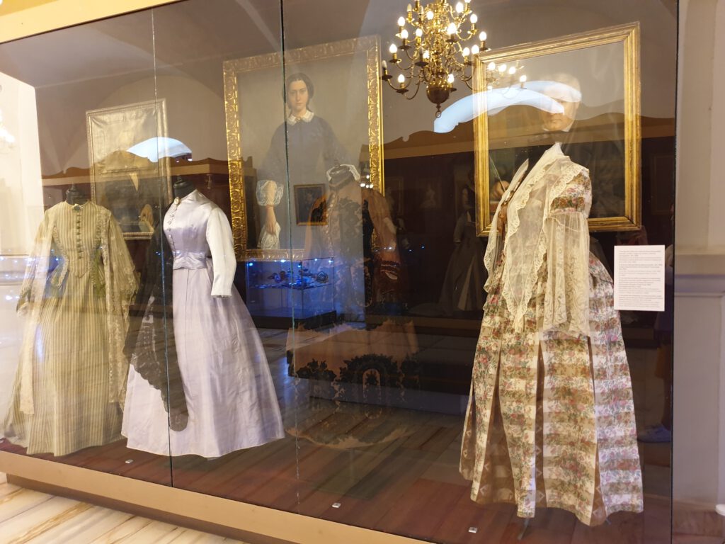 <img scr="https://www.stylowamoda.pl/osobista-stylistka.jpg" alt="Zakupy-ze-stylistką-przegląd-szafy-analiza-kolorystyczna-kreowanie-wizerunku-osobista-stylistka-warszawa-olsztyn-trójmiasto-poznań"/>