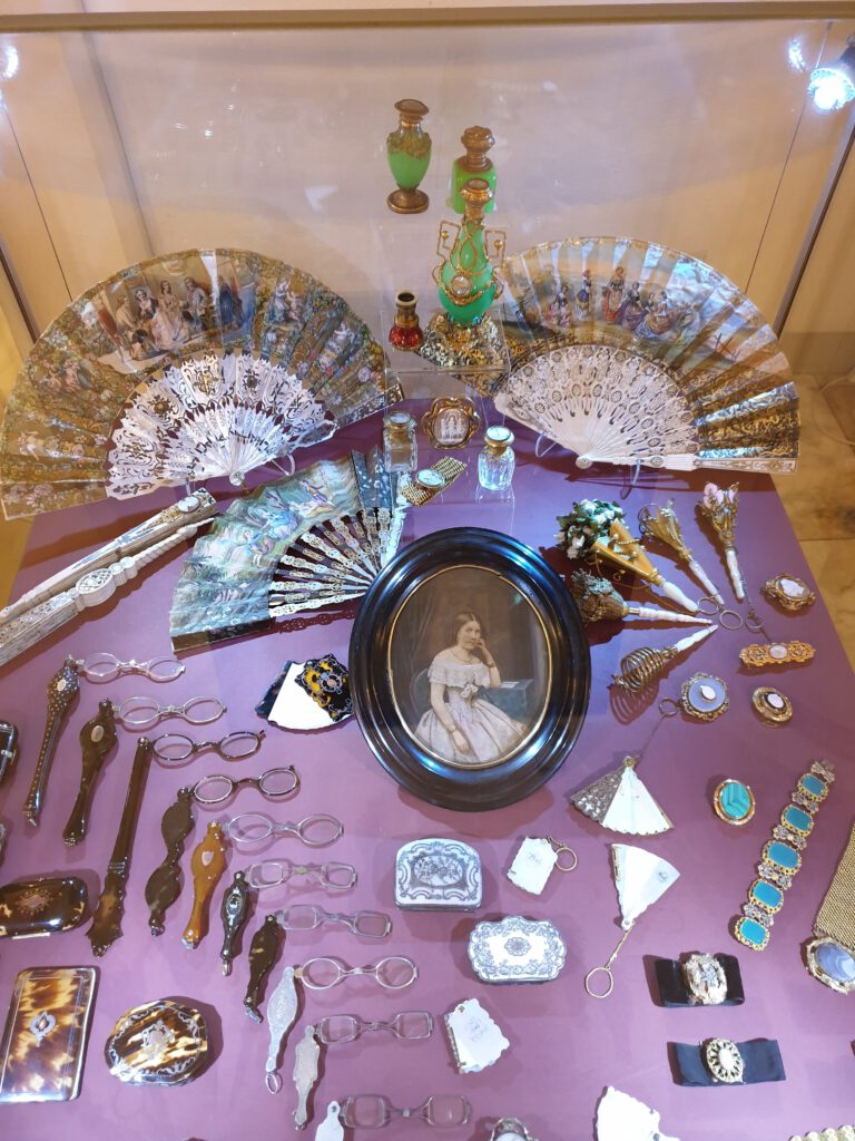 <img scr="https://www.stylowamoda.pl/osobista-stylistka.jpg" alt="Zakupy-ze-stylistką-przegląd-szafy-analiza-kolorystyczna-kreowanie-wizerunku-osobista-stylistka-warszawa-olsztyn-trójmiasto-poznań"/>