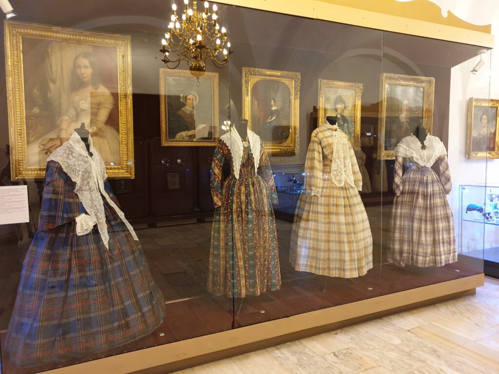 <img scr="https://www.stylowamoda.pl/osobista-stylistka.jpg" alt="Zakupy-ze-stylistką-przegląd-szafy-analiza-kolorystyczna-kreowanie-wizerunku-osobista-stylistka-warszawa-olsztyn-trójmiasto-poznań"/>