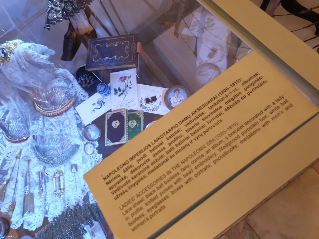 <img scr="https://www.stylowamoda.pl/osobista-stylistka.jpg" alt="Zakupy-ze-stylistką-przegląd-szafy-analiza-kolorystyczna-kreowanie-wizerunku-osobista-stylistka-warszawa-olsztyn-trójmiasto-poznań"/>