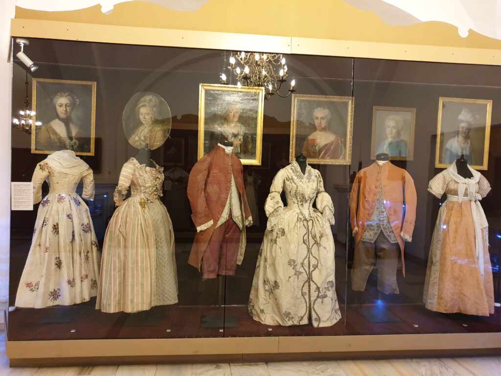 <img scr="https://www.stylowamoda.pl/osobista-stylistka.jpg" alt="Zakupy-ze-stylistką-przegląd-szafy-analiza-kolorystyczna-kreowanie-wizerunku-osobista-stylistka-warszawa-olsztyn-trójmiasto-poznań"/>
