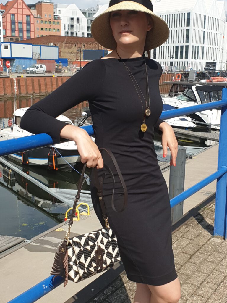 <img scr="https://www.stylowamoda.pl/osobista-stylistka-warszawa.jpg" alt="Zakupy-ze-stylistką-przegląd-szafy-analiza-kolorystyczna-kreowanie-wizerunku-warszawa-olsztyn-trójmiasto-poznań"/>