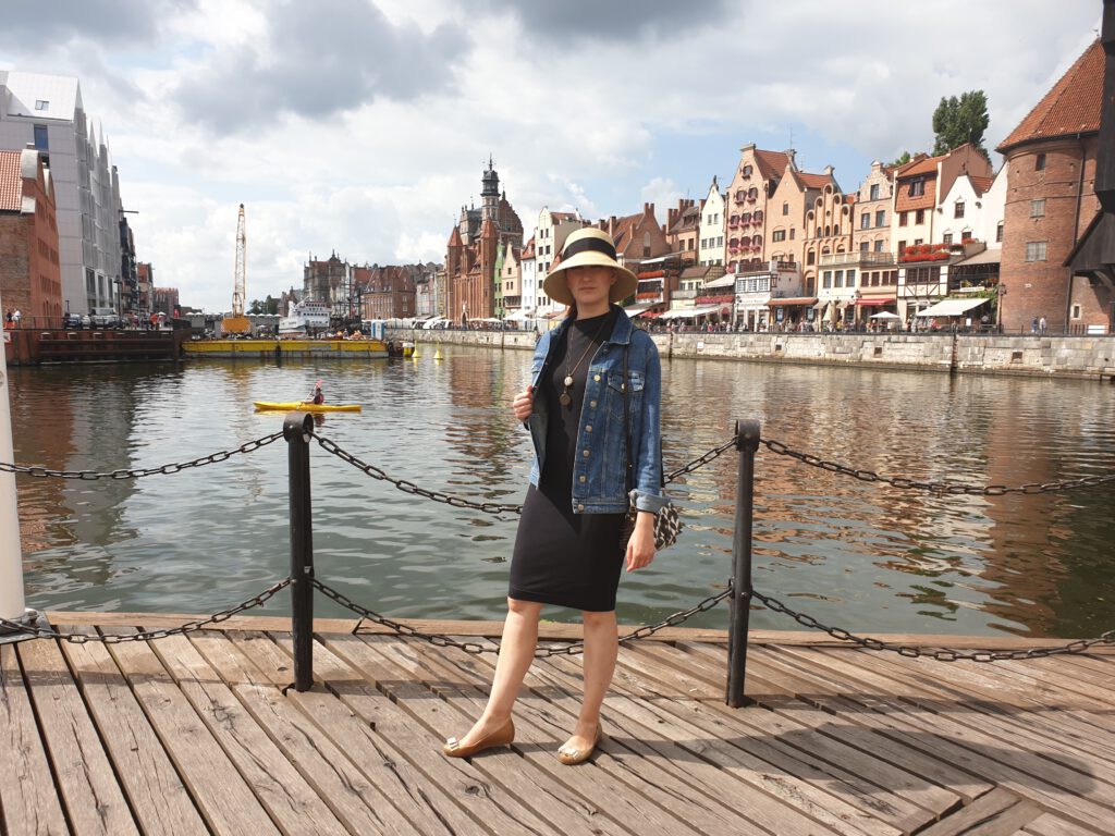 <img scr="https://www.stylowamoda.pl/osobista-stylistka-warszawa.jpg" alt="Zakupy-ze-stylistką-przegląd-szafy-analiza-kolorystyczna-kreowanie-wizerunku-warszawa-olsztyn-trójmiasto-poznań"/>
