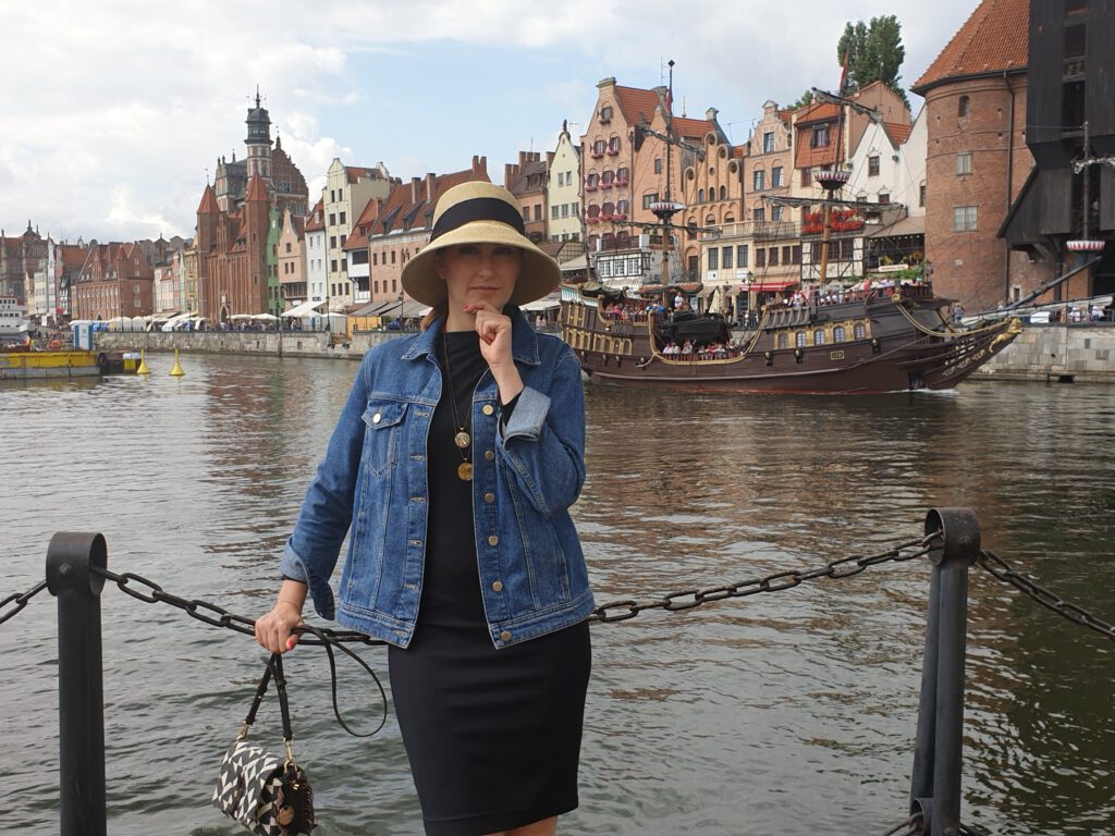 <img scr="https://www.stylowamoda.pl/osobista-stylistka-warszawa.jpg" alt="Zakupy-ze-stylistką-przegląd-szafy-analiza-kolorystyczna-kreowanie-wizerunku-warszawa-olsztyn-trójmiasto-poznań"/>