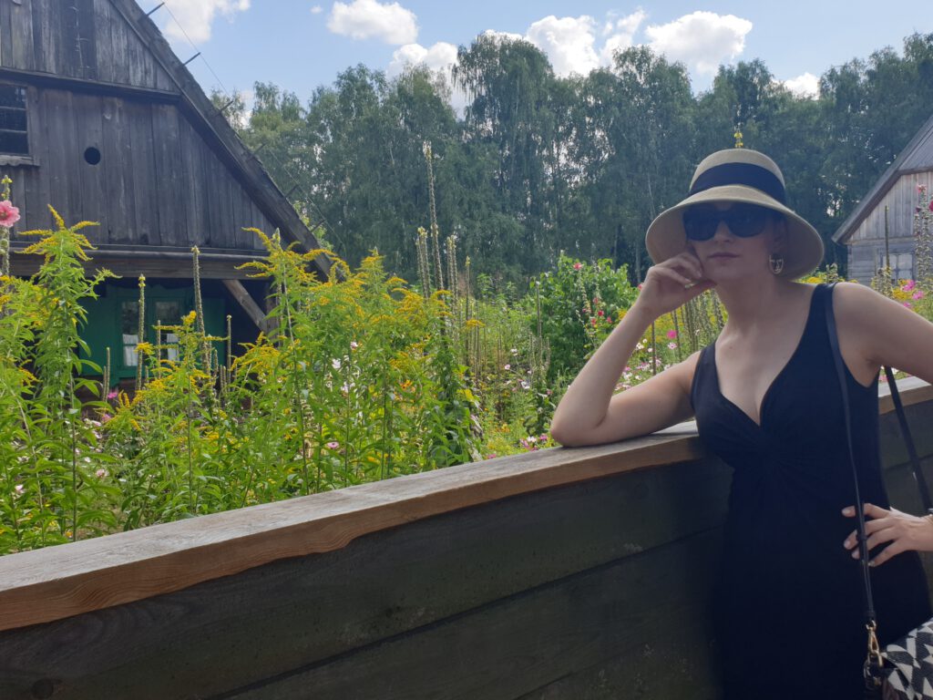 <img scr="https://www.stylowamoda.pl/olsztyn-osobista-stylistka-zakupy-ze-stylistką-przeglad-szafy.jpg" alt="Zakupy-ze-stylistką-przegląd-szafy-analiza-kolorystyczna-kreowanie-wizerunku-warsztaty-stylu"/>
