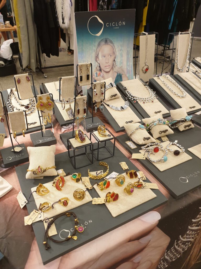 <img scr="https://www.stylowamoda.pl/olsztyn-osobista-stylistka-zakupy-ze-stylistką-przeglad-szafy.jpg" alt="Zakupy-ze-stylistką-przegląd-szafy-analiza-kolorystyczna-kreowanie-wizerunku-warsztaty-stylu"/>
