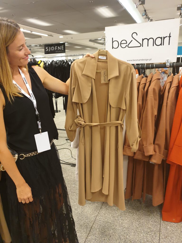 <img scr="https://www.stylowamoda.pl/olsztyn-osobista-stylistka-zakupy-ze-stylistką-przeglad-szafy.jpg" alt="Zakupy-ze-stylistką-przegląd-szafy-analiza-kolorystyczna-kreowanie-wizerunku-warsztaty-stylu"/>
