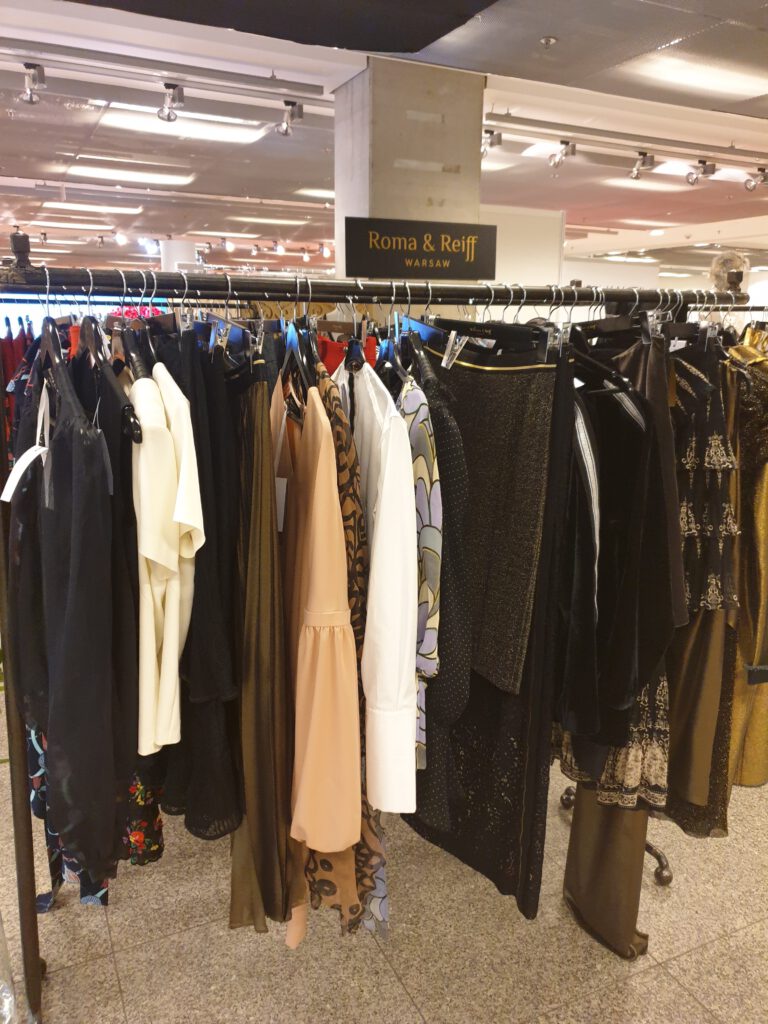 <img scr="https://www.stylowamoda.pl/olsztyn-osobista-stylistka-zakupy-ze-stylistką-przeglad-szafy.jpg" alt="Zakupy-ze-stylistką-przegląd-szafy-analiza-kolorystyczna-kreowanie-wizerunku-warsztaty-stylu"/>