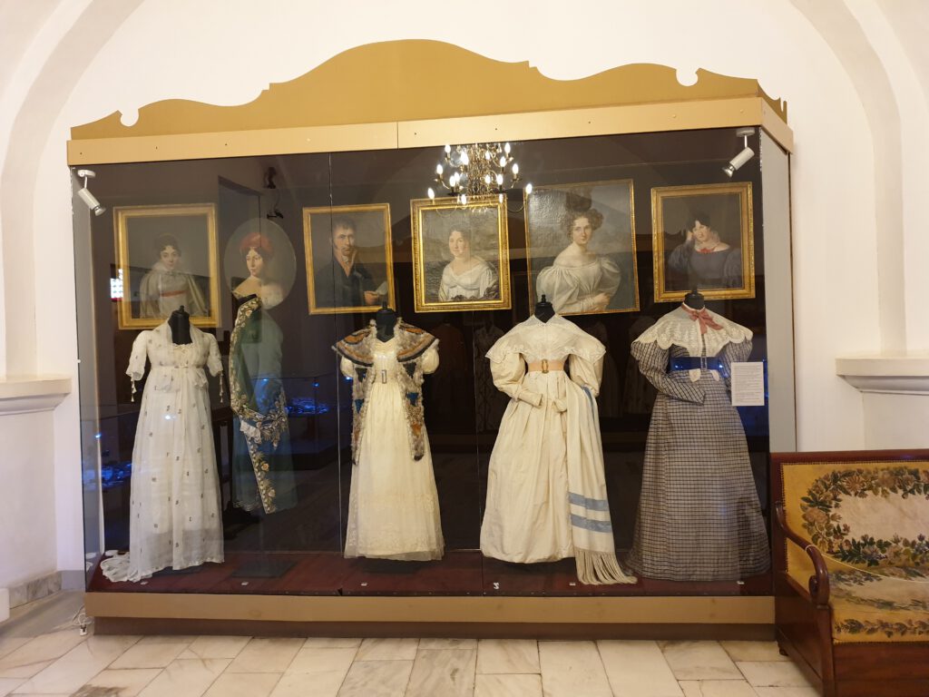 <img scr="https://www.stylowamoda.pl/osobista-stylistka.jpg" alt="Zakupy-ze-stylistką-przegląd-szafy-analiza-kolorystyczna-kreowanie-wizerunku-osobista-stylistka-warszawa-olsztyn-trójmiasto-poznań"/>