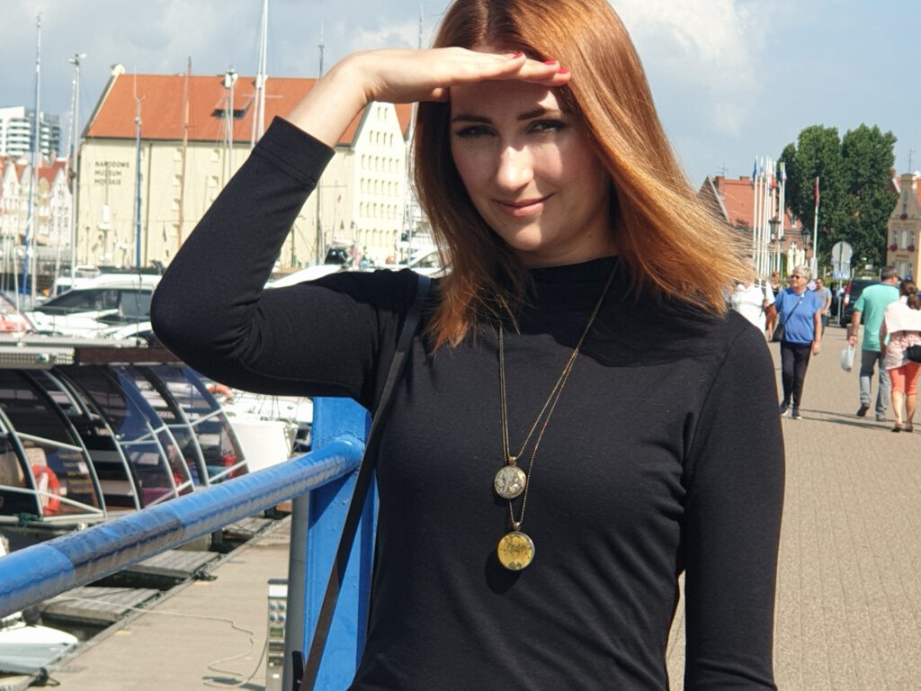 <img scr="https://www.stylowamoda.pl/osobista-stylistka-warszawa.jpg" alt="Zakupy-ze-stylistką-przegląd-szafy-analiza-kolorystyczna-kreowanie-wizerunku-warszawa-olsztyn-trójmiasto-poznań"/>